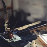 a.acfun 作者林小满的工作头像，侧光下的浅色背景人像，用于作者署名卡片